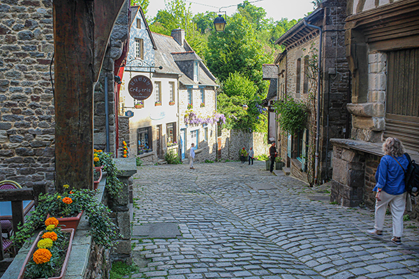 visiter Dinan en arrière saison, la rue Jerzual au calme