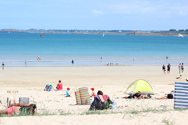 Großer Strand Saint-Cast-le-Guildo Sommer